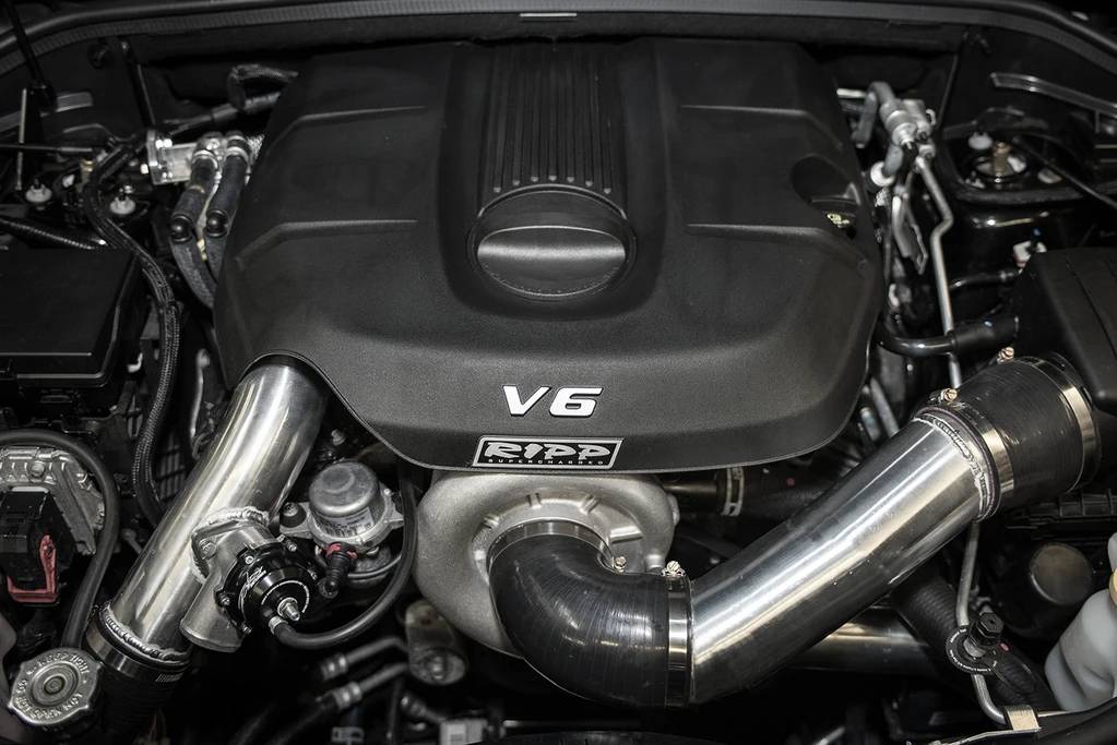 Ripp Superchargers - Jeep Grand Cherokee 3.6L 2015 Intercooled V3 Si CARB Certified RIPP Supercharger Kit - Black - Image 1